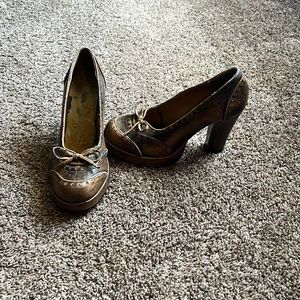 These are old in days looking shoes I’ve only wore them twice but got them used